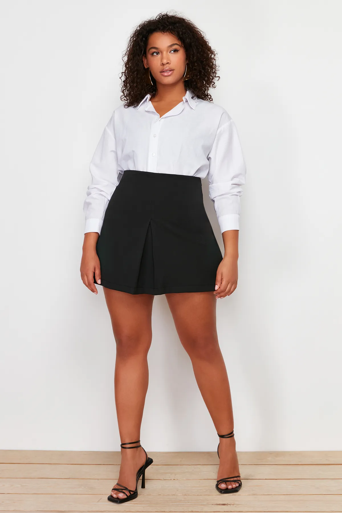 Trendyol Curve  Schwarzer gewebter Shortsrock TBBSS24AP00015