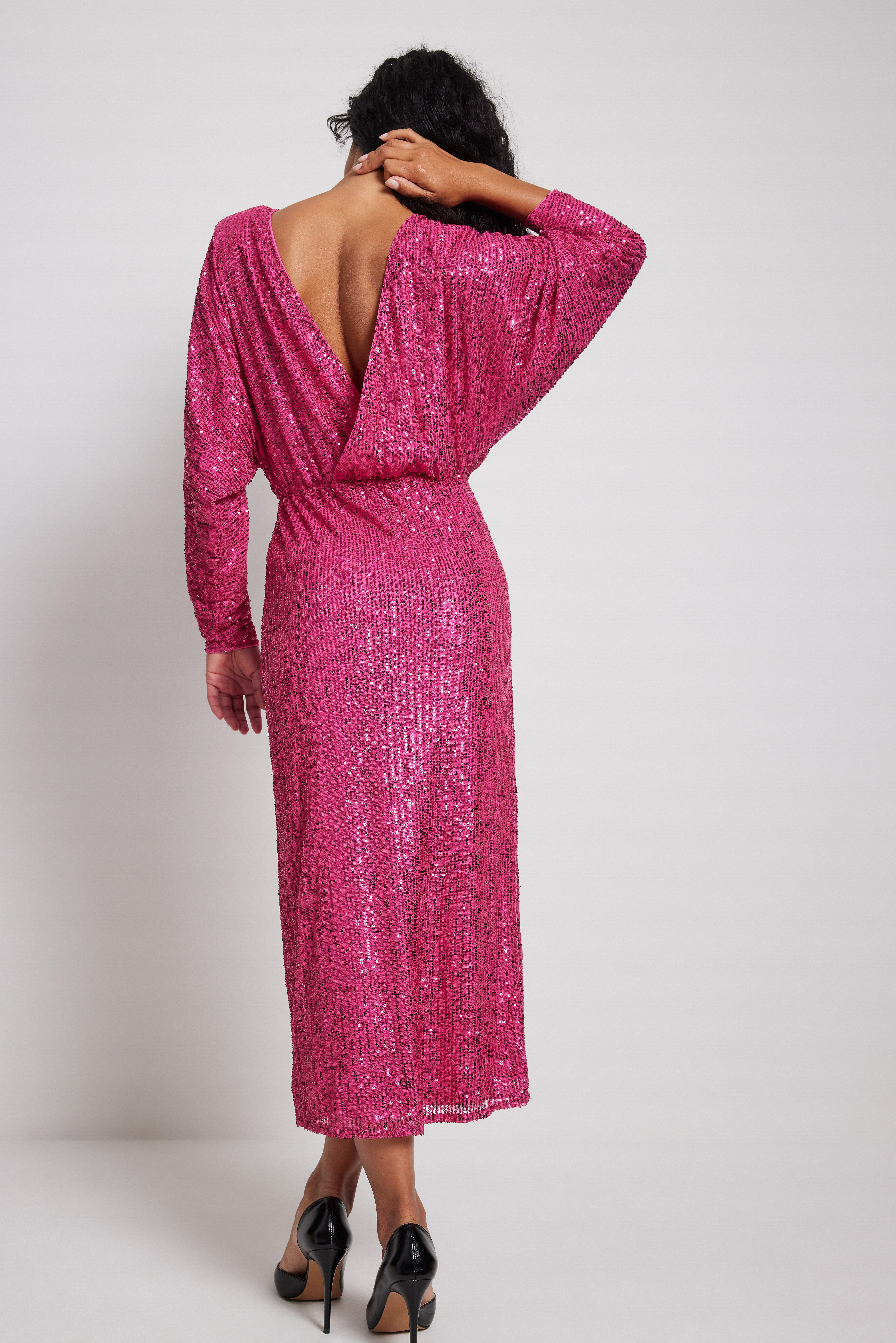 Midikleid aus Paillette mit einem tiefen Rücken