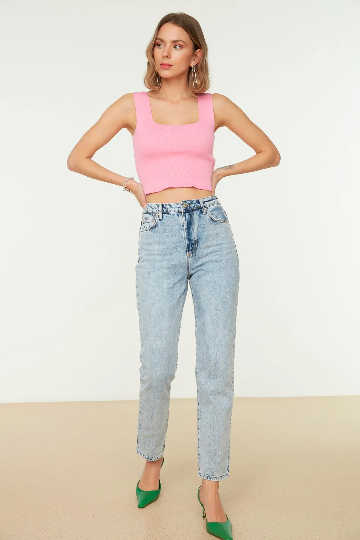 Trendyol Collection  Hellblaue Bootcut-Jeans mit hoher Taille TWOSS21JE0035