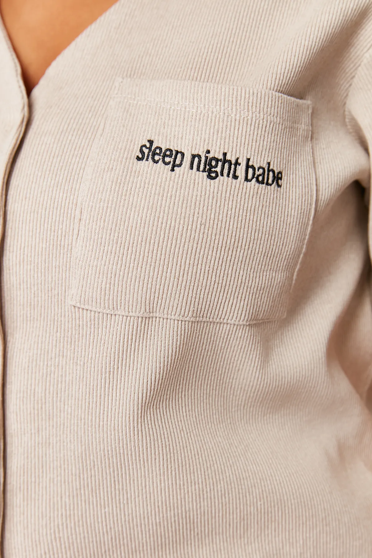 Trendyol Curve  Beiges Pyjama-Set aus besticktem Strick mit Kordelzug TBBSS24AI00019
