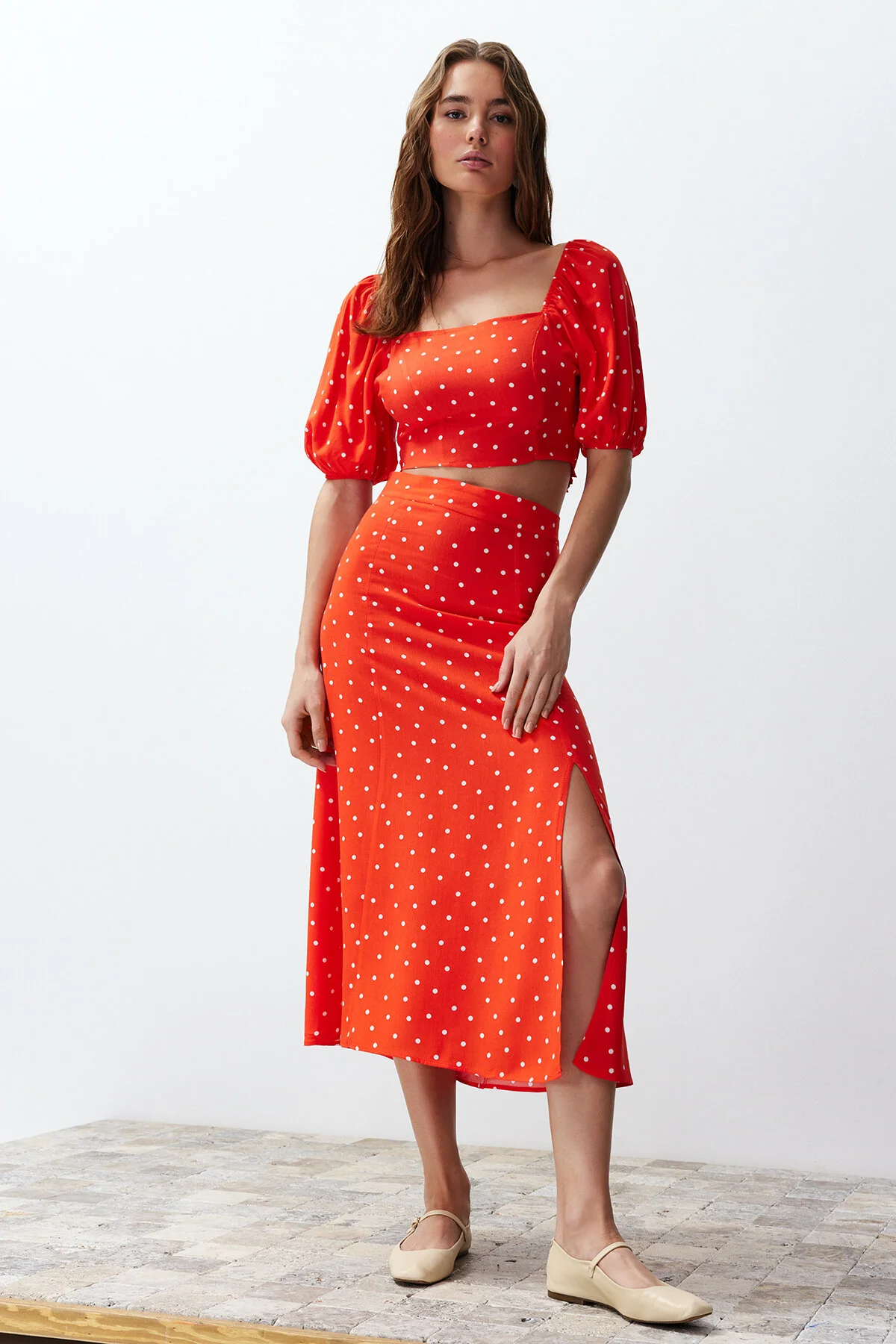 Trendyol Collection  Midi-Set aus Viskosegewebe mit gepunktetem Unterteil und Oberteil mit Fliesenschlitz TWOSS20AU0097