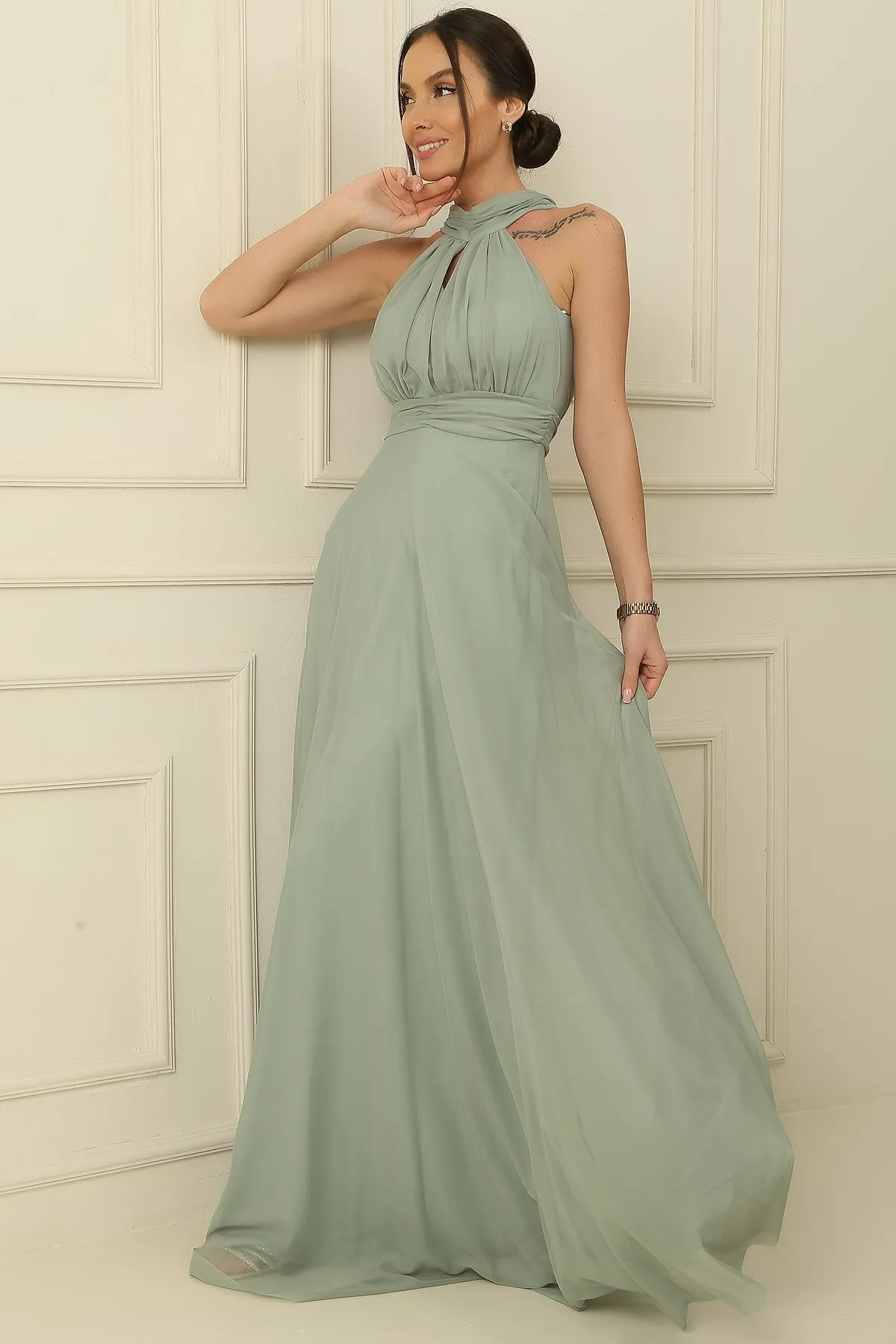 By Saygı  Neckholder-gefüttertes langes Tüllkleid