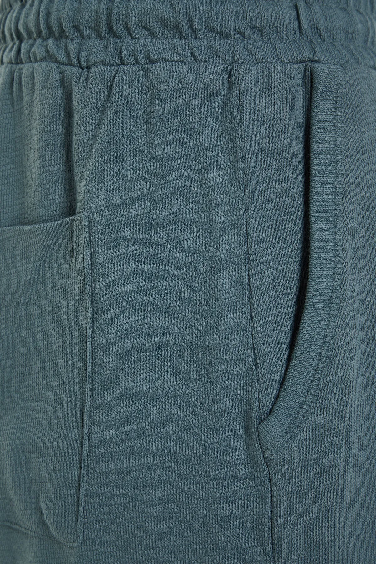 Trendyol Collection  Limited Edition – Strukturierte Shorts aus 100 % Baumwolle in Petrol TMNSS23SR00035