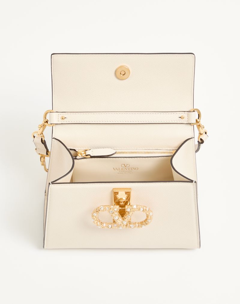 Sac à main Valentino Garavani Vsling petit modèle en cuir de veau grainé avec logo bijou