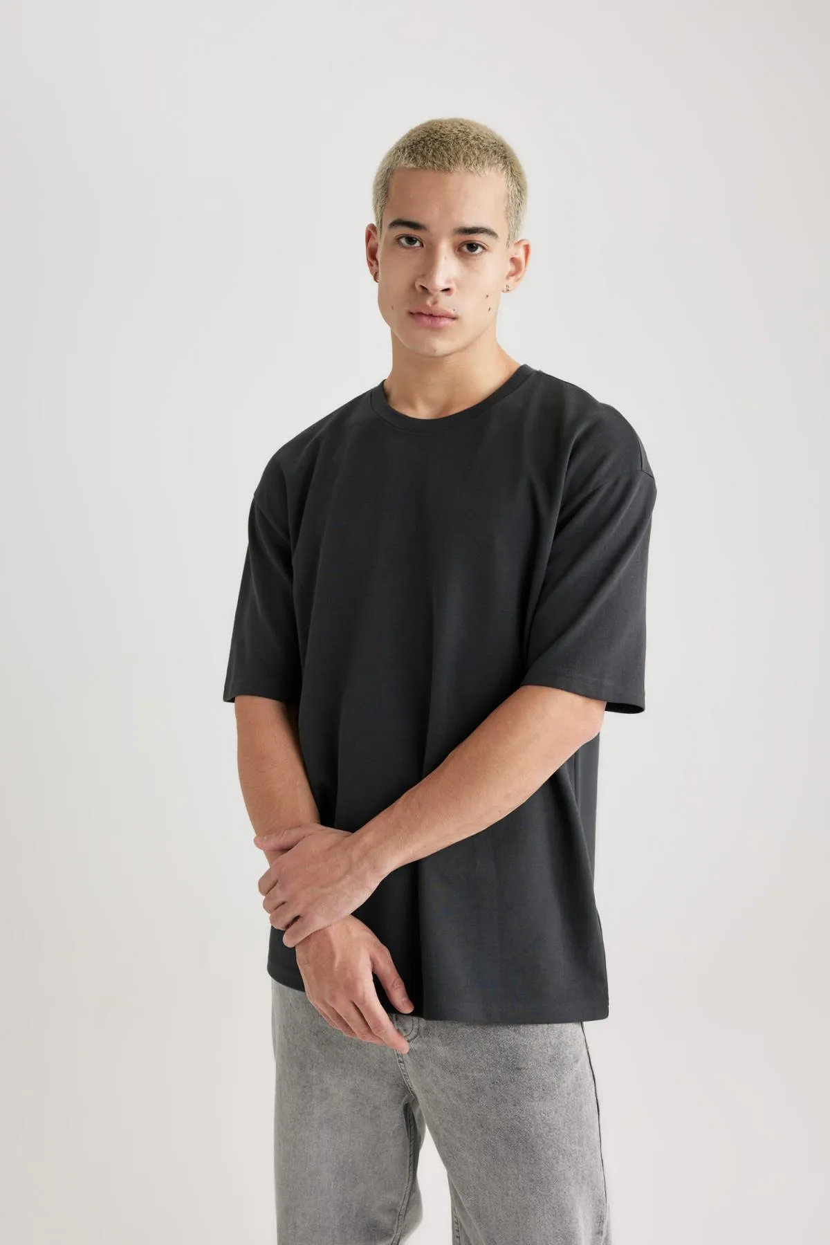 DeFacto  Kurzarm-Basic-T-Shirt aus schwerem Stoff mit Rundhalsausschnitt in Oversize-Passform X3926az24sp