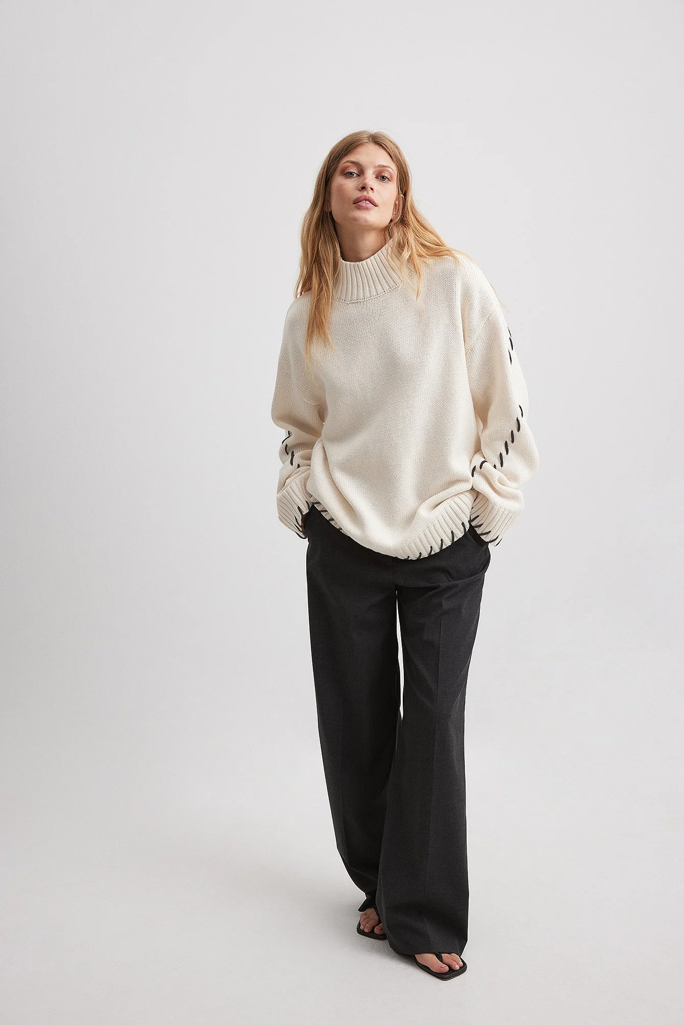 Gestrickter Pullover mit Kontrastnähten