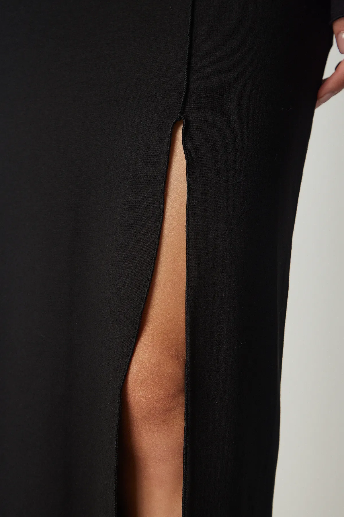 Happiness İstanbul  Schwarzes langes Viskosekleid mit Schlitz und Nähten für Damen UB00181