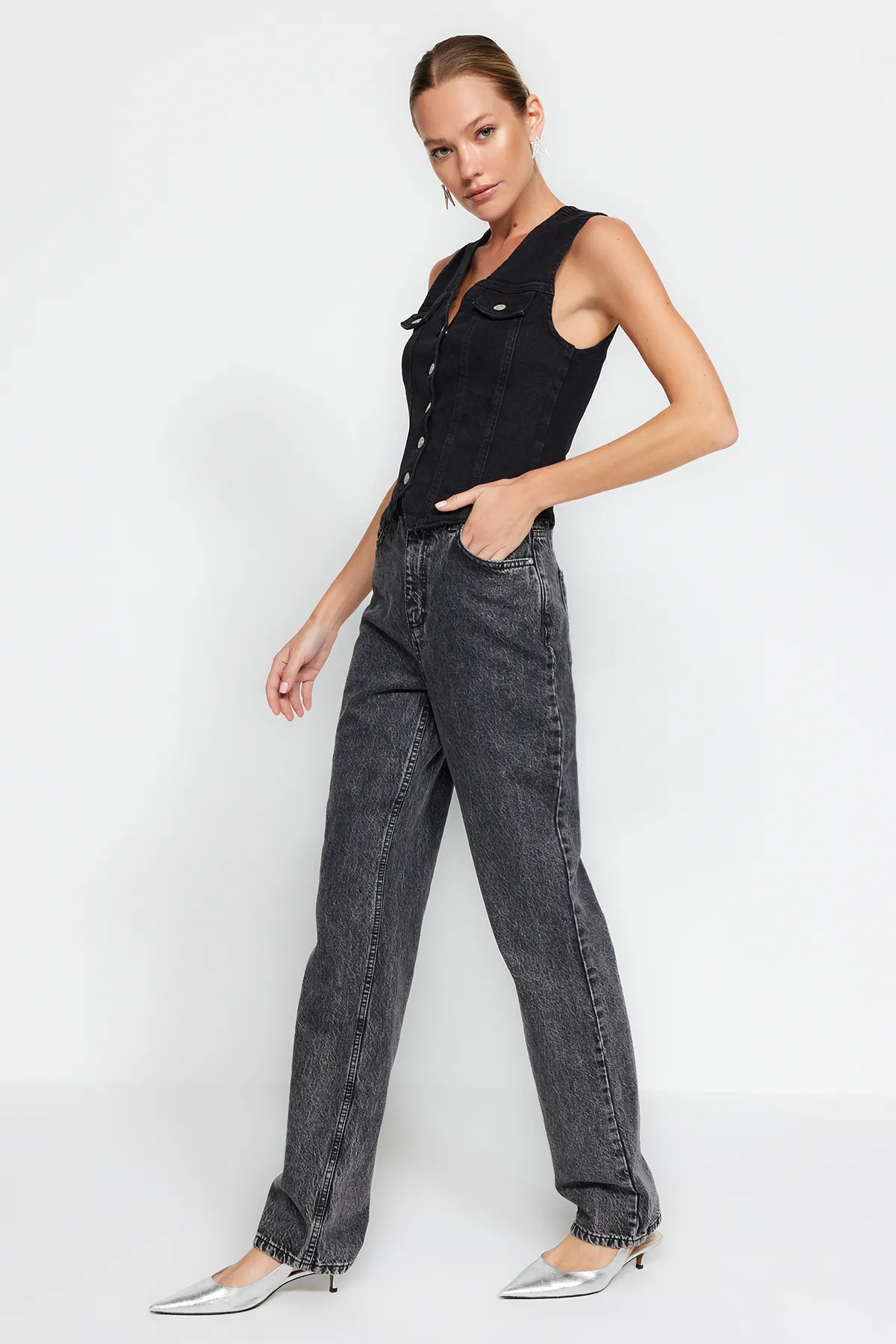Trendyol Collection  Anthrazitfarbene Jeans mit hoher Taille und geradem Bein TWOAW24JE00173