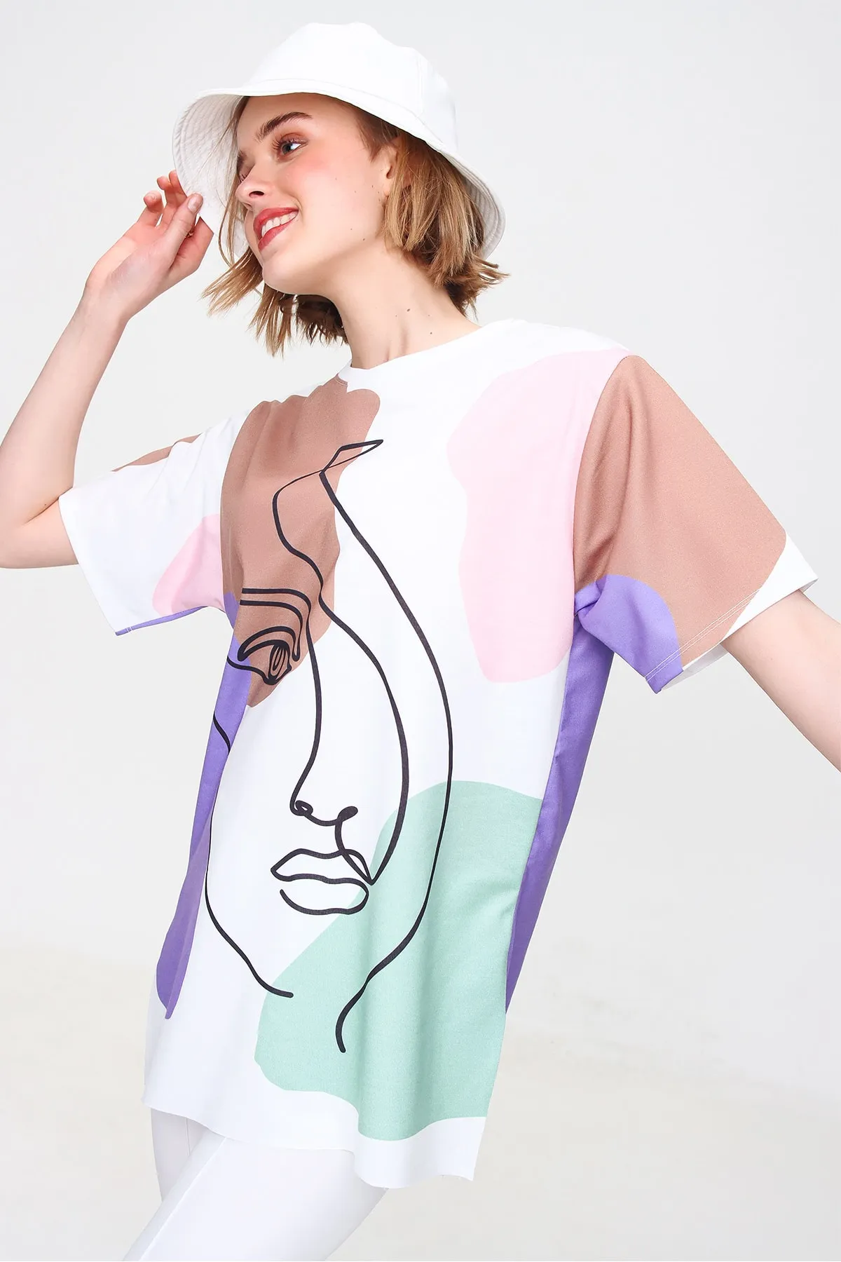 Trend Alaçatı Stili  Damen-Sweatshirt in Pulverform mit Rundhalsausschnitt und Digitaldruck und seitlichem Schlitz MDA-1106