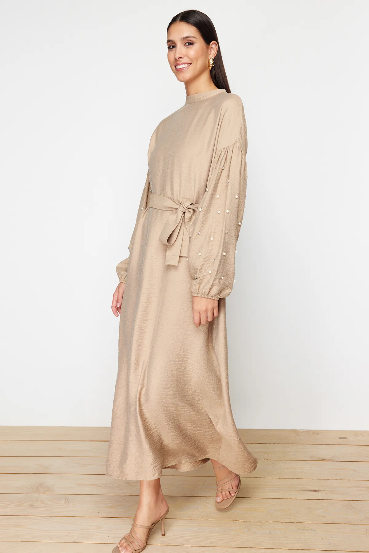 Trendyol Modest  Beiges gewebtes Kleid mit Gürtel, Perlen- und Steindetails TCTSS23EB00148