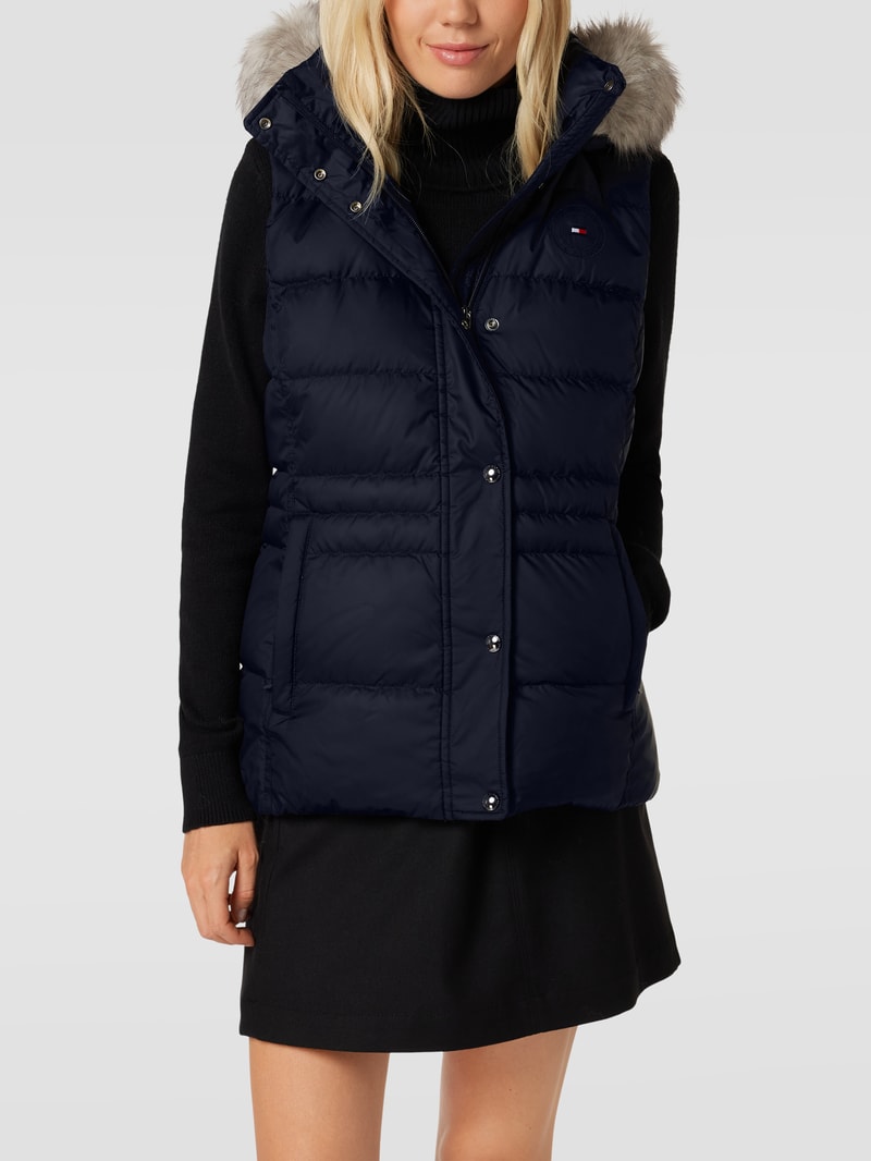 Daunenweste mit Label-Detail in marineblau