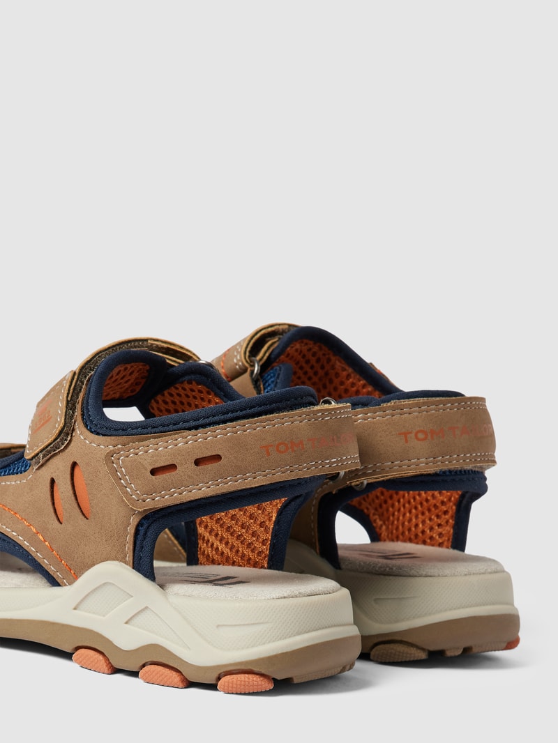 Sandalen mit Label-Detail in sand