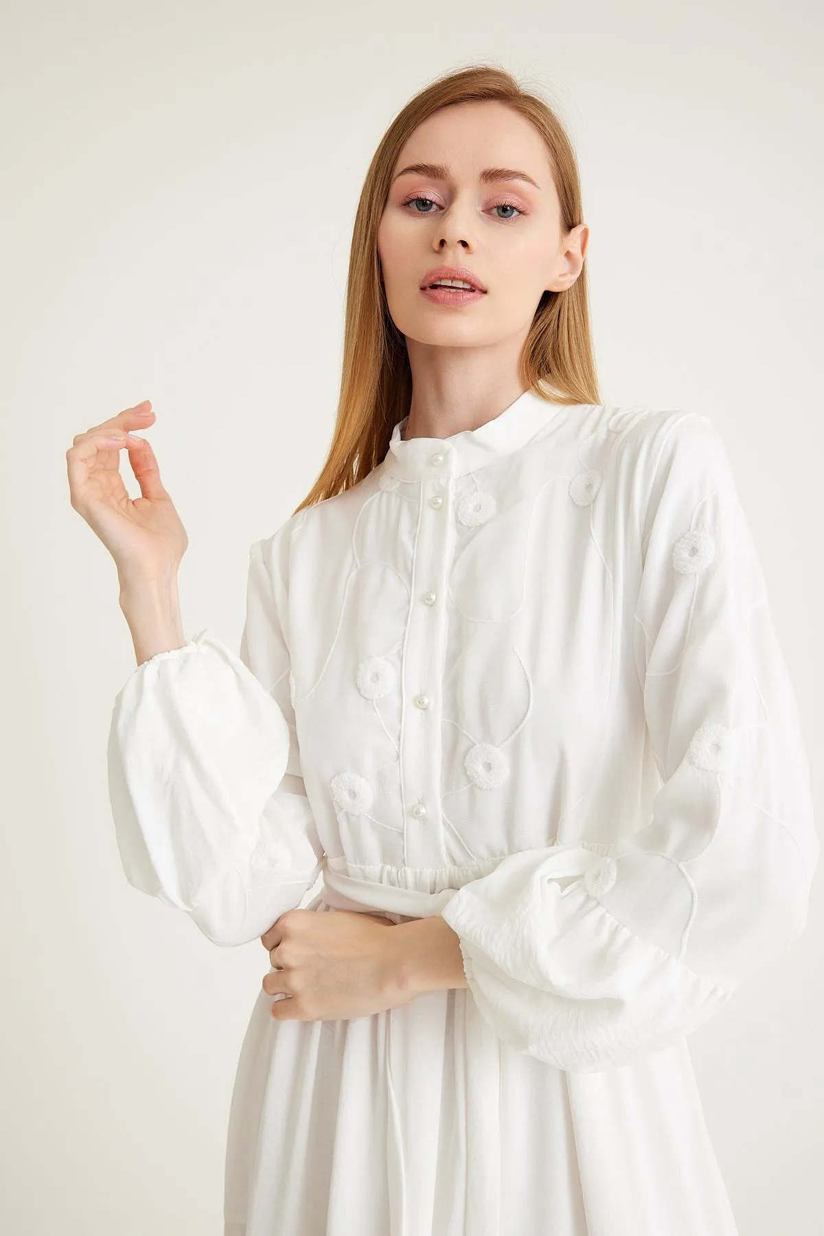 Olcay  Weißes gemustertes Kleid mit gerafften Ärmeln - 9231-EY