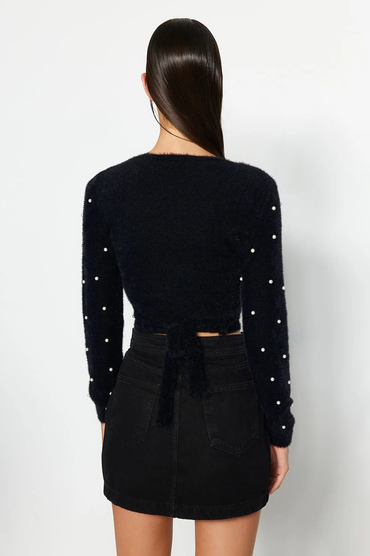 Trendyol Collection  Schwarzer Superkurzer Pullover mit Federn und Perlendetail TWOAW24KZ00228