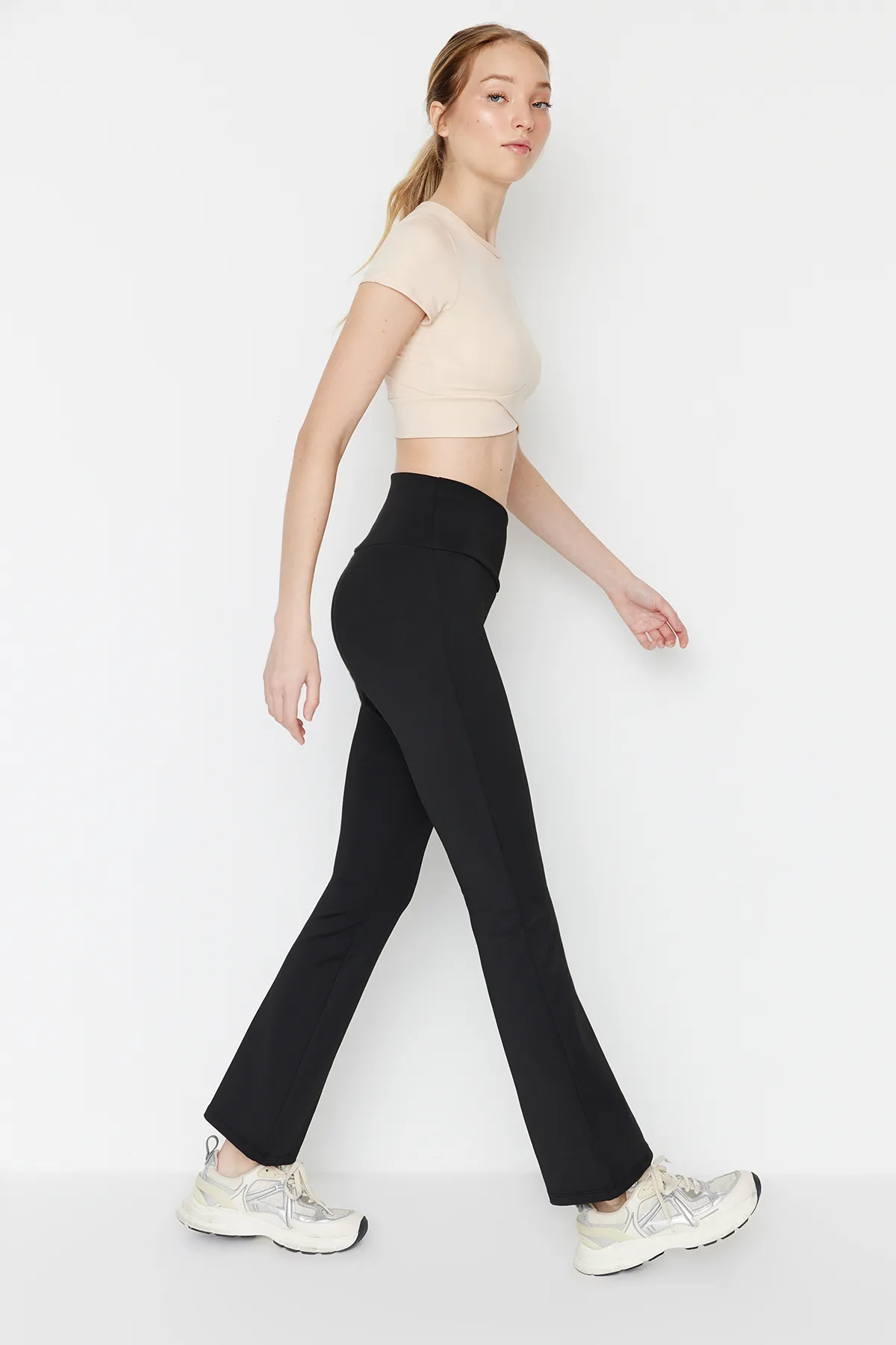Trendyol Collection  Schwarze, zweireihige, detaillierte Yoga-Sportleggings mit spanischem Bein und gestrickter Taille THMAW23TY00005