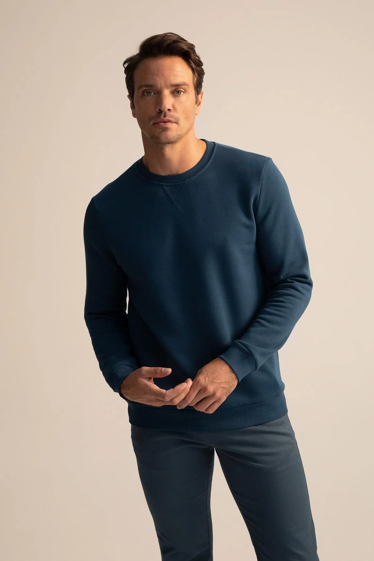 DeFacto  Basic-Sweatshirt aus Baumwolle mit normaler Passform und Rundhalsausschnitt