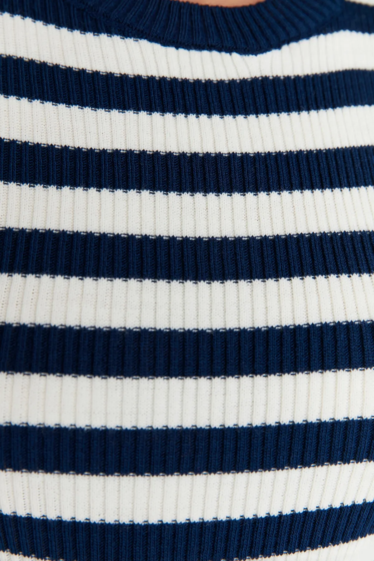 Trendyol Collection  Marineblau Marineblaues figurbetontes gestreiftes Mini-Strickkleid TWOAW23EL00018 Kleid TWOAW23EL00018