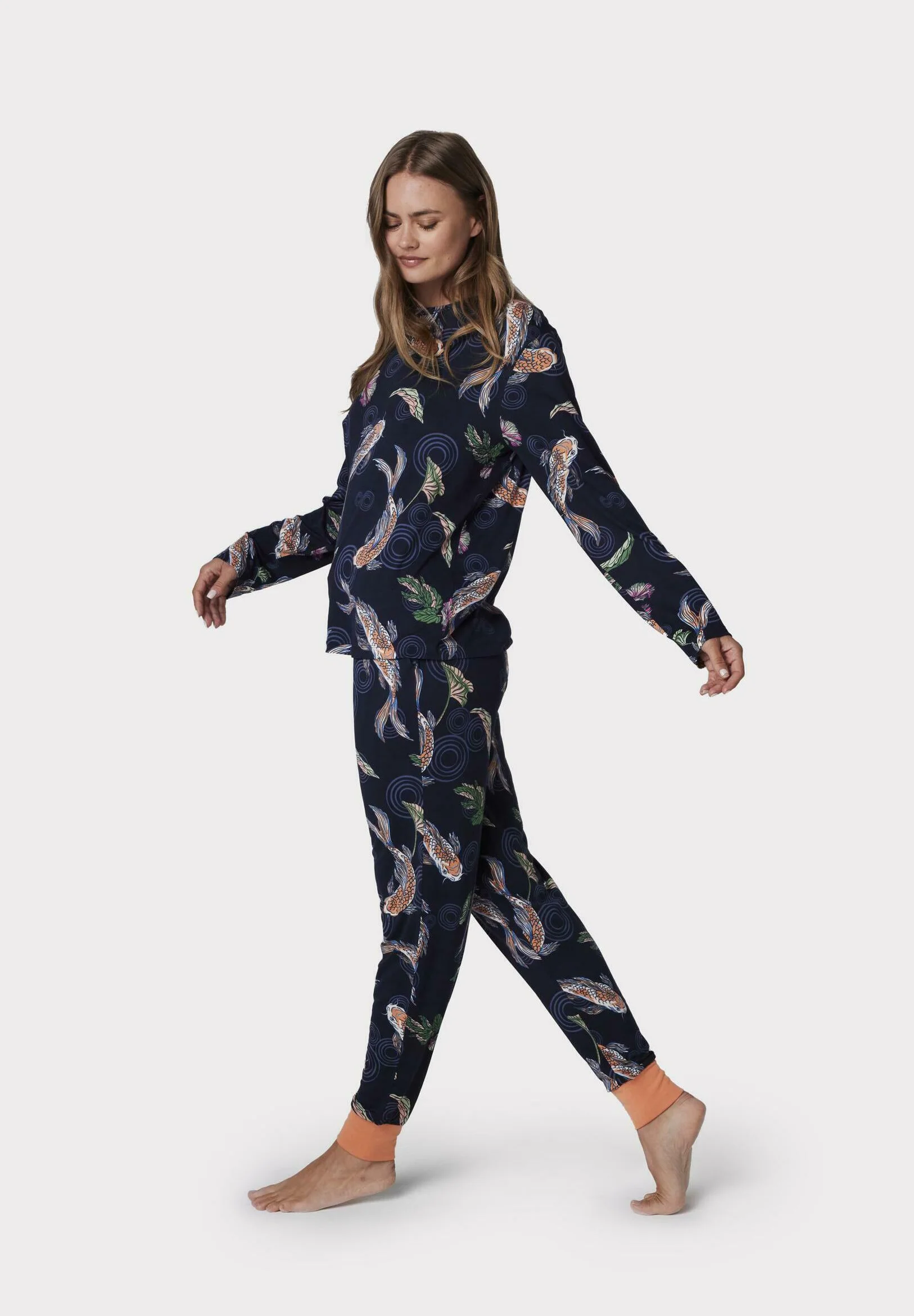 Conjunto de pijama con estampado de peces koi de Chelsea Peers