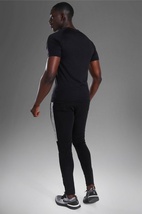 Man Active Raglan Muscle-Fit T-Shirt