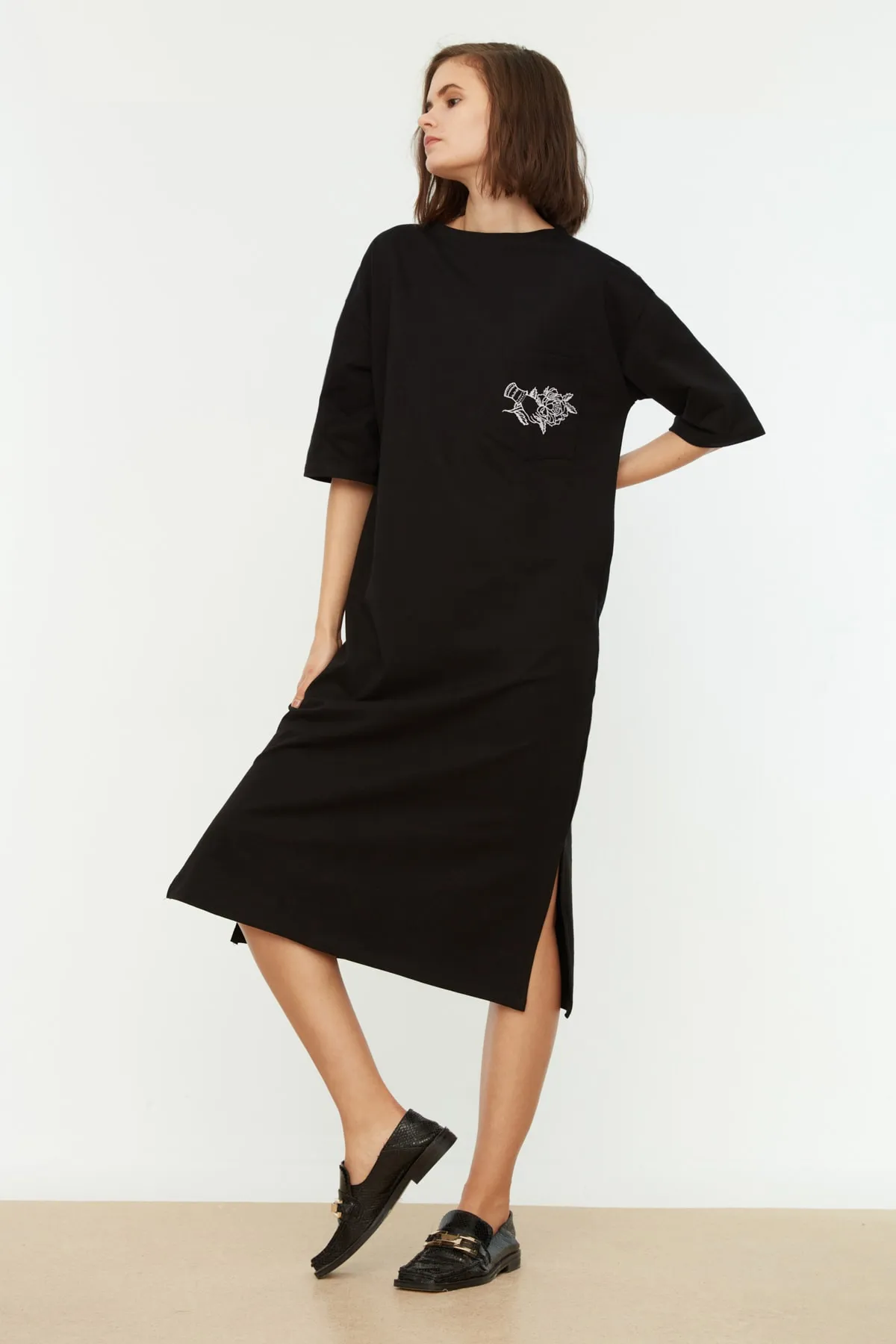 Trendyol Collection  Schwarzes, besticktes Midi-Strickkleid mit Rundhalsausschnitt und entspanntem/legerem Schnitt TWOSS21EL0175