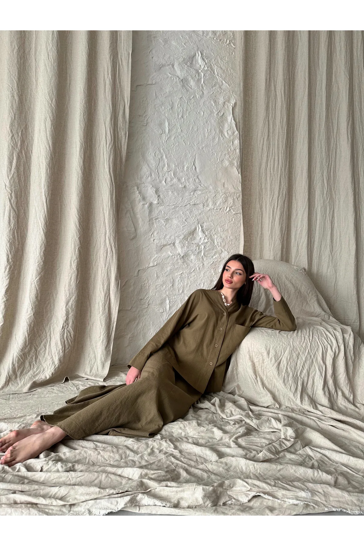 Laluvia  Khakifarbenes Leinen-Set mit Rock und Hemd