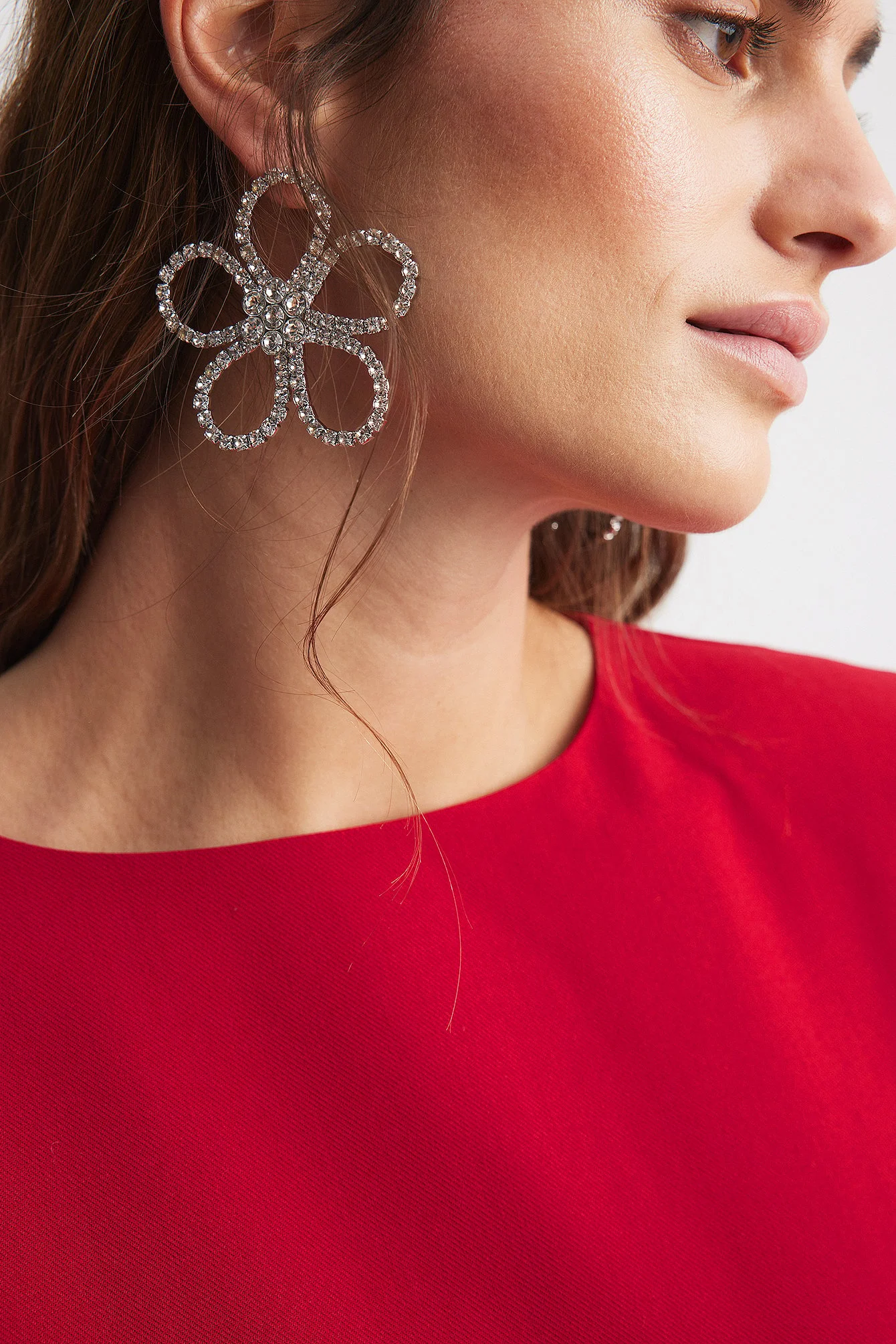 Blumenförmige Ohrringe mit Strass