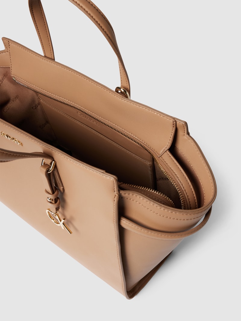 Handtasche mit Label-Applikation in beige