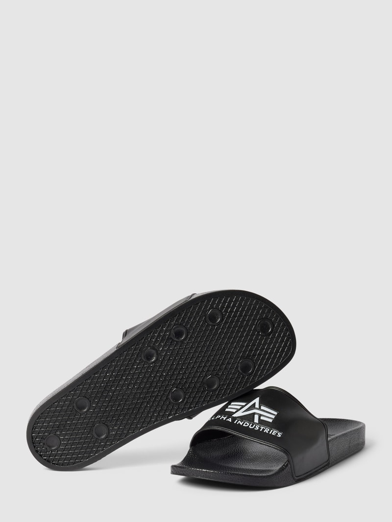 Slides mit Label-Details in schwarz