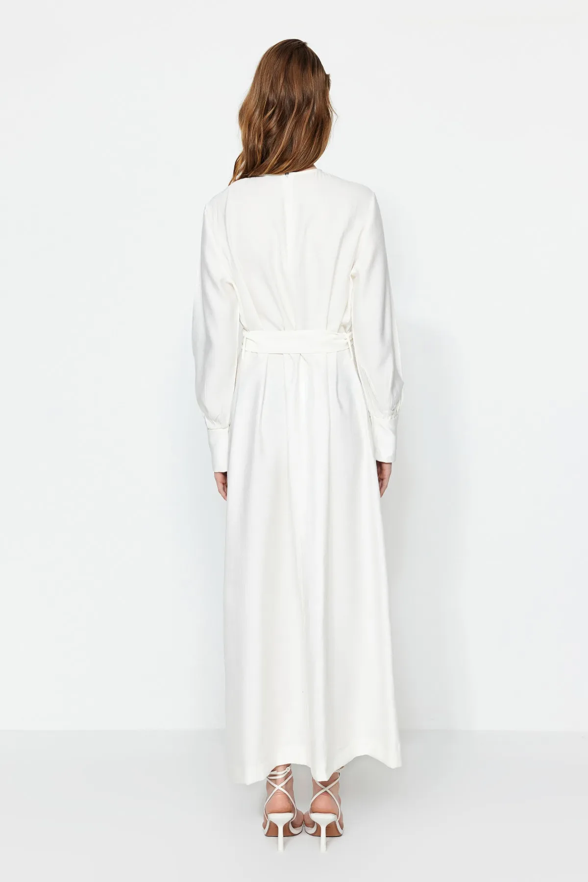Trendyol Modest  Weißes, gewebtes Kleid in Leinenoptik mit breitem Gürtel und Reißverschlussbündchen TCTSS23EB00219