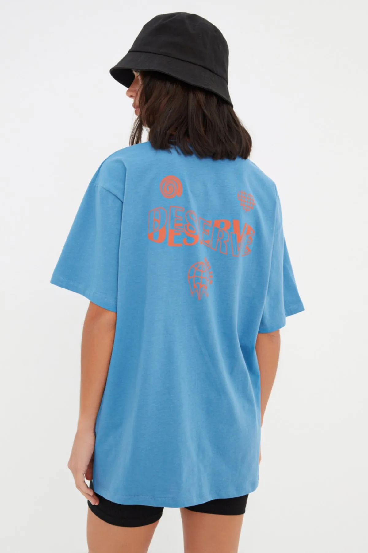 Trendyol Collection  Indigofarbenes Strick-T-Shirt aus 100 % Baumwolle mit Slogan-Print, Boyfriend-Passform und Rundhalsausschnitt TWOSS22TS2168