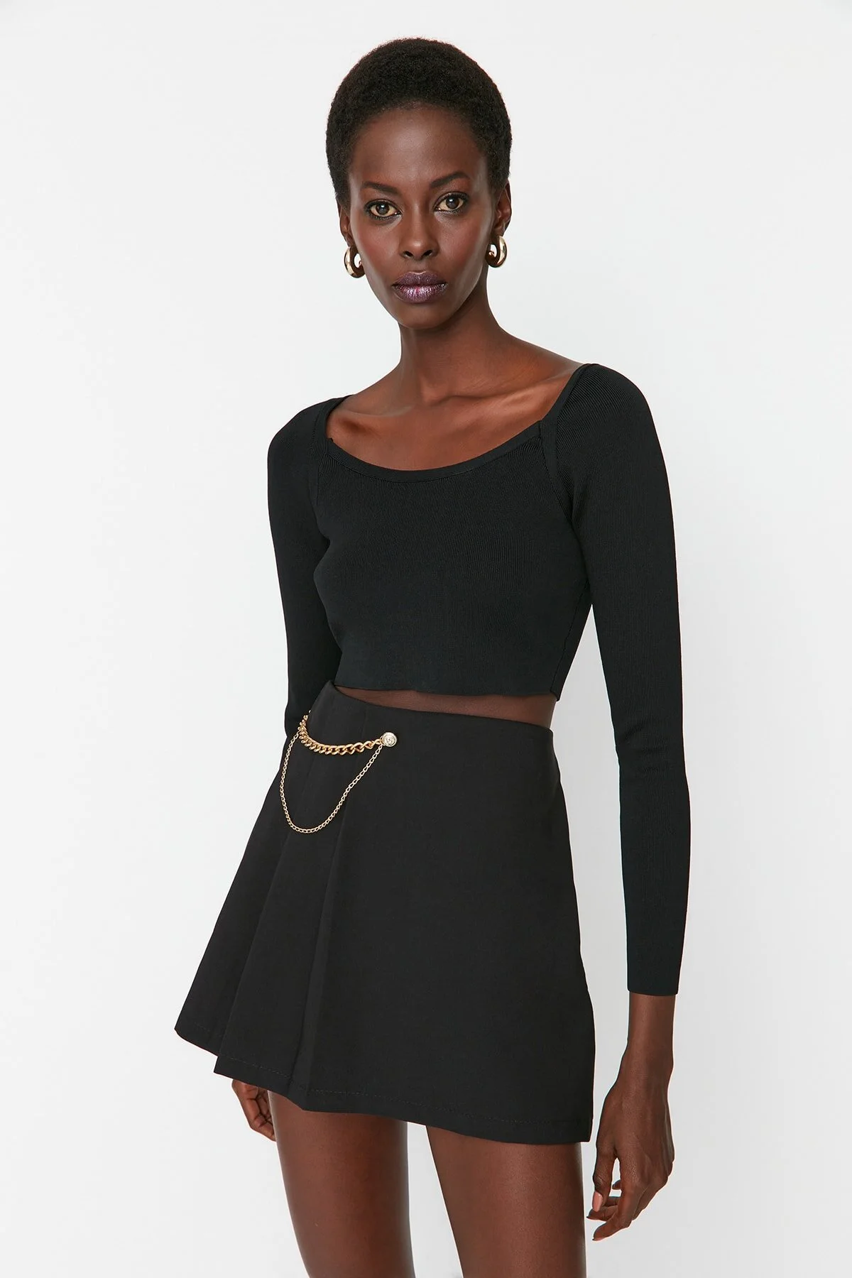 Trendyol Collection  Schwarzer gewebter Shortsrock mit Ketten- und Faltendetail TWOAW23SR00041