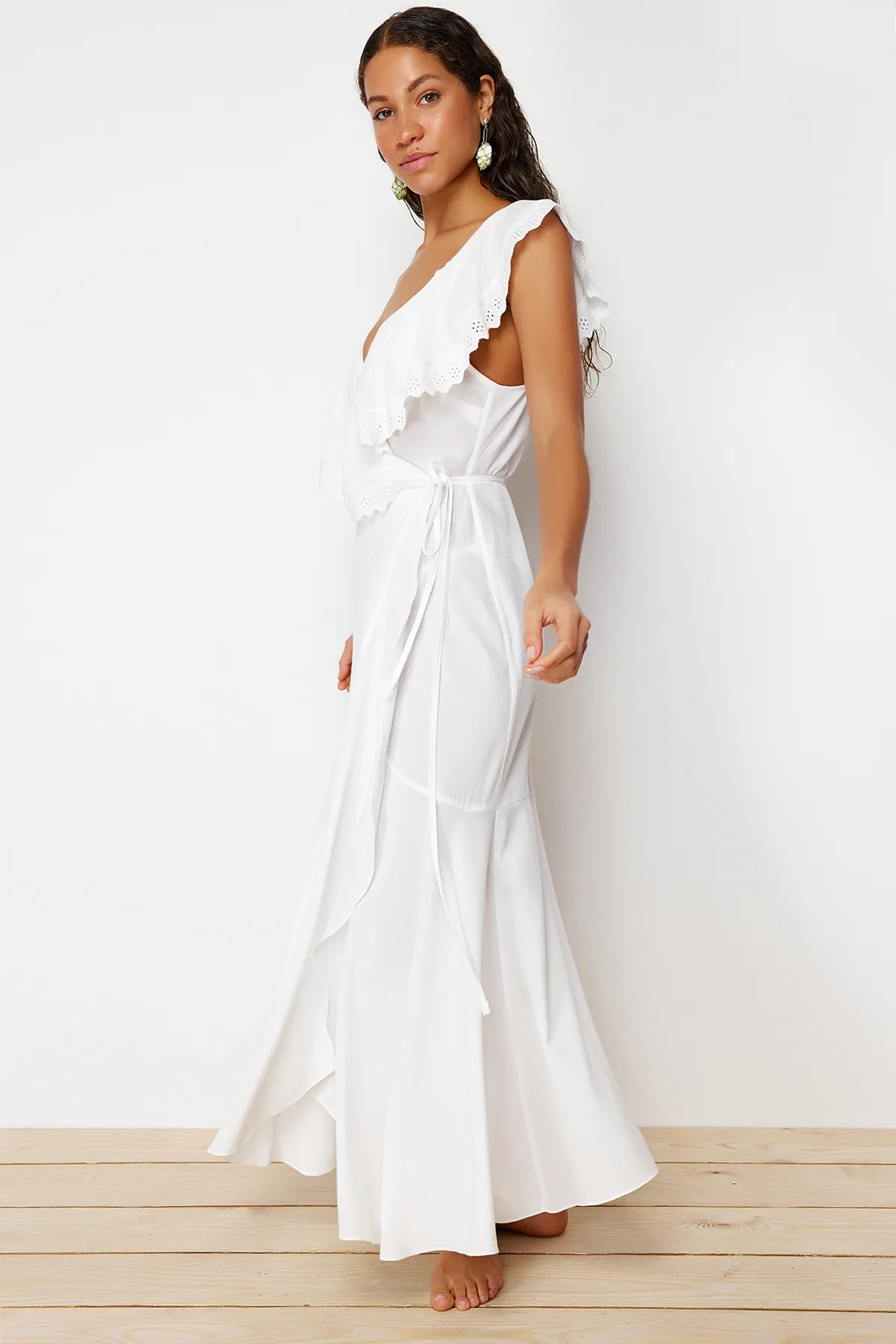 Trendyol Collection  Ecrufarbenes, gewebtes Maxi-Strandkleid mit Schnürung TBESS24EL00074