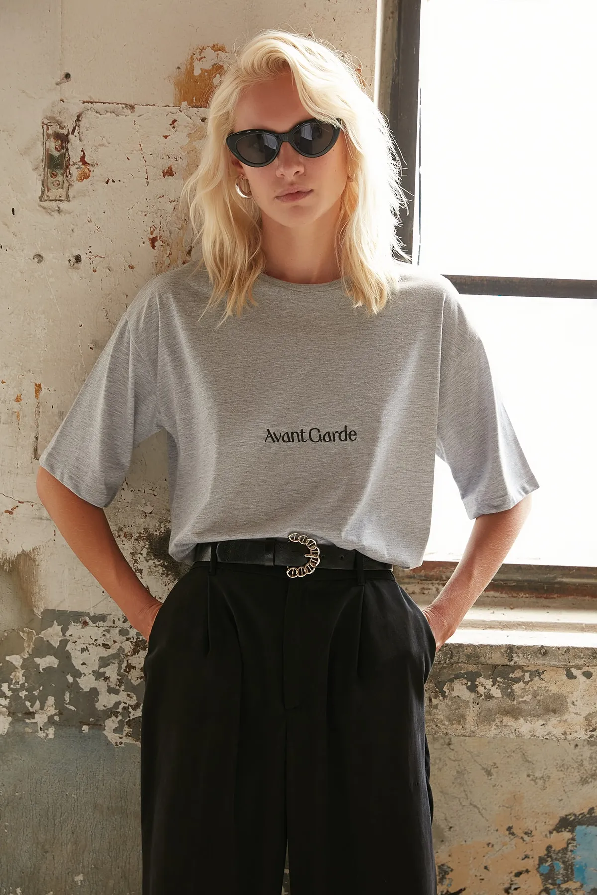Trendyol Collection  Graues Baumwollmisch-Slogan-gesticktes, entspanntes/weites T-Shirt mit entspanntem Schnitt und Rundhalsausschnitt TWOSS21TS0481