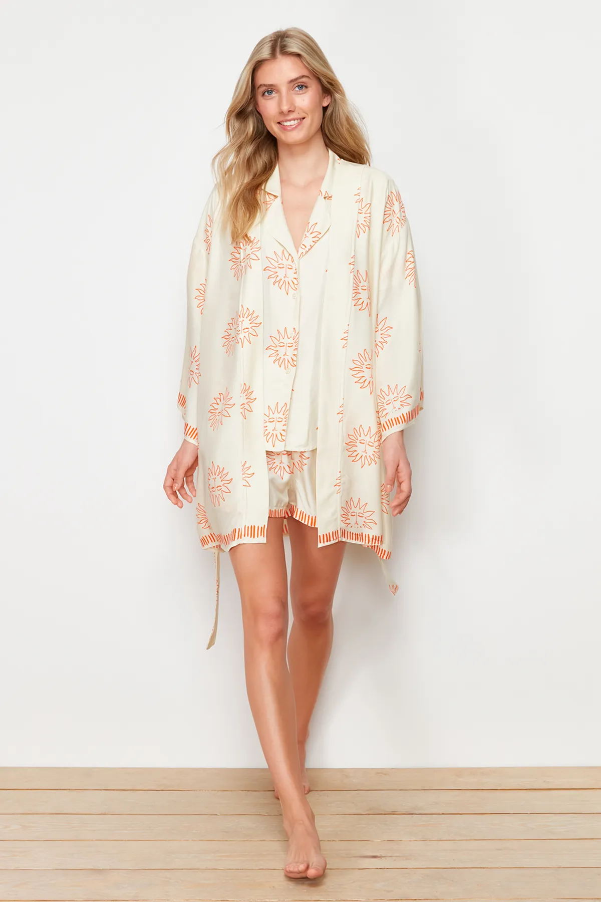 Trendyol Collection  Ecru-orangefarbener Morgenmantel aus Viskosegewebe mit Galaxie-Muster THMSS24SB00013