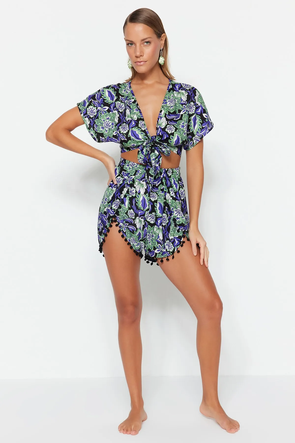 Trendyol Collection  Set aus Bluse und Shorts mit Blumenmuster, gewebten Streifen und Zubehör TBESS19BB0257
