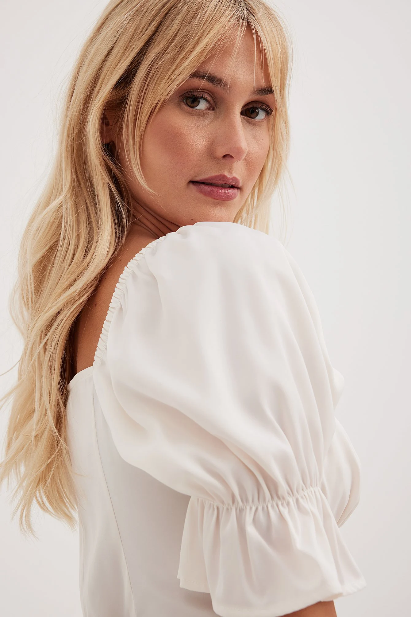 Enganliegendes Satin-Top mit kurzen Ärmeln