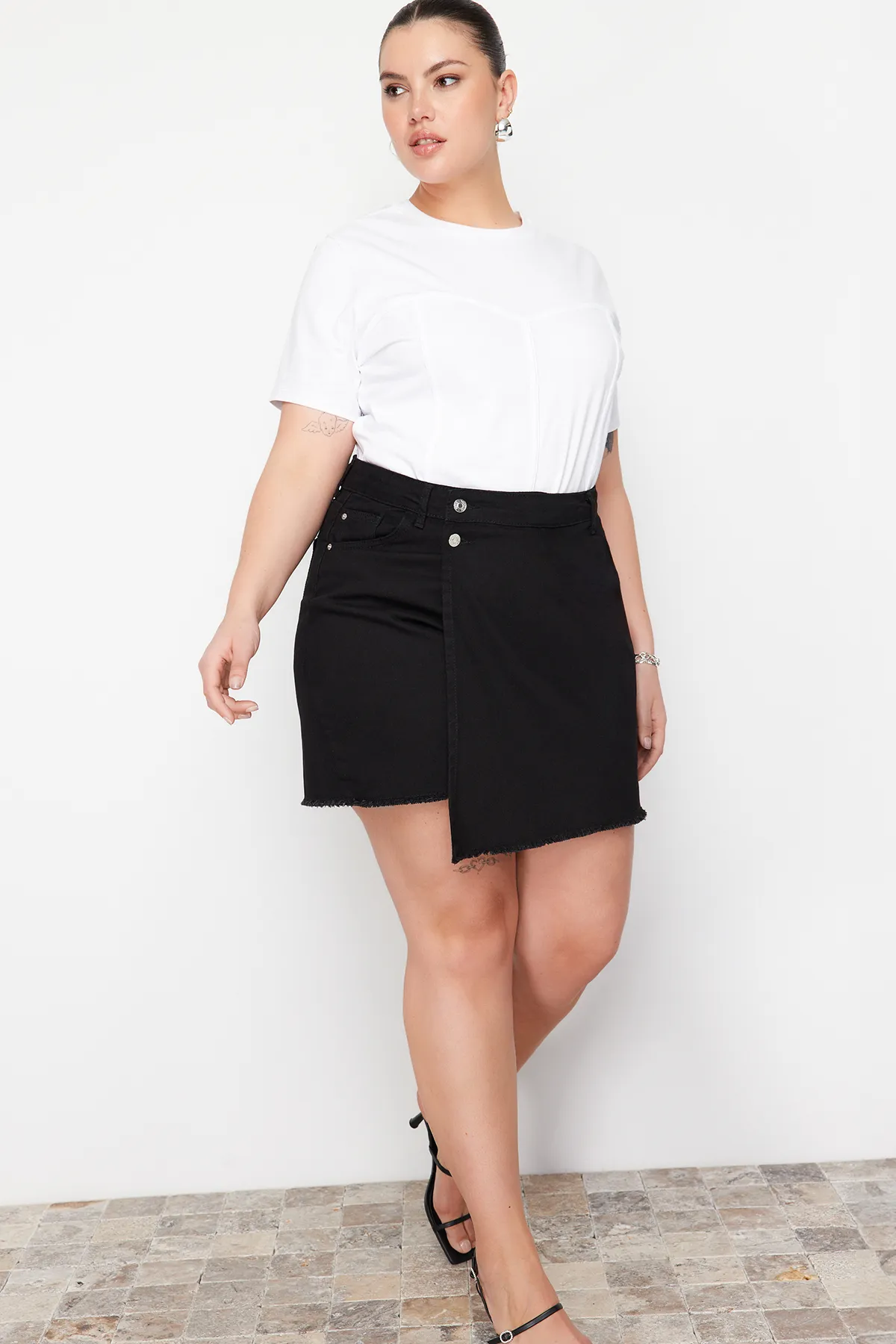 Trendyol Curve  Schwarzer Shorts-Rock mit hohem Bund und Quasten und Quasten TBBSS23AP00008