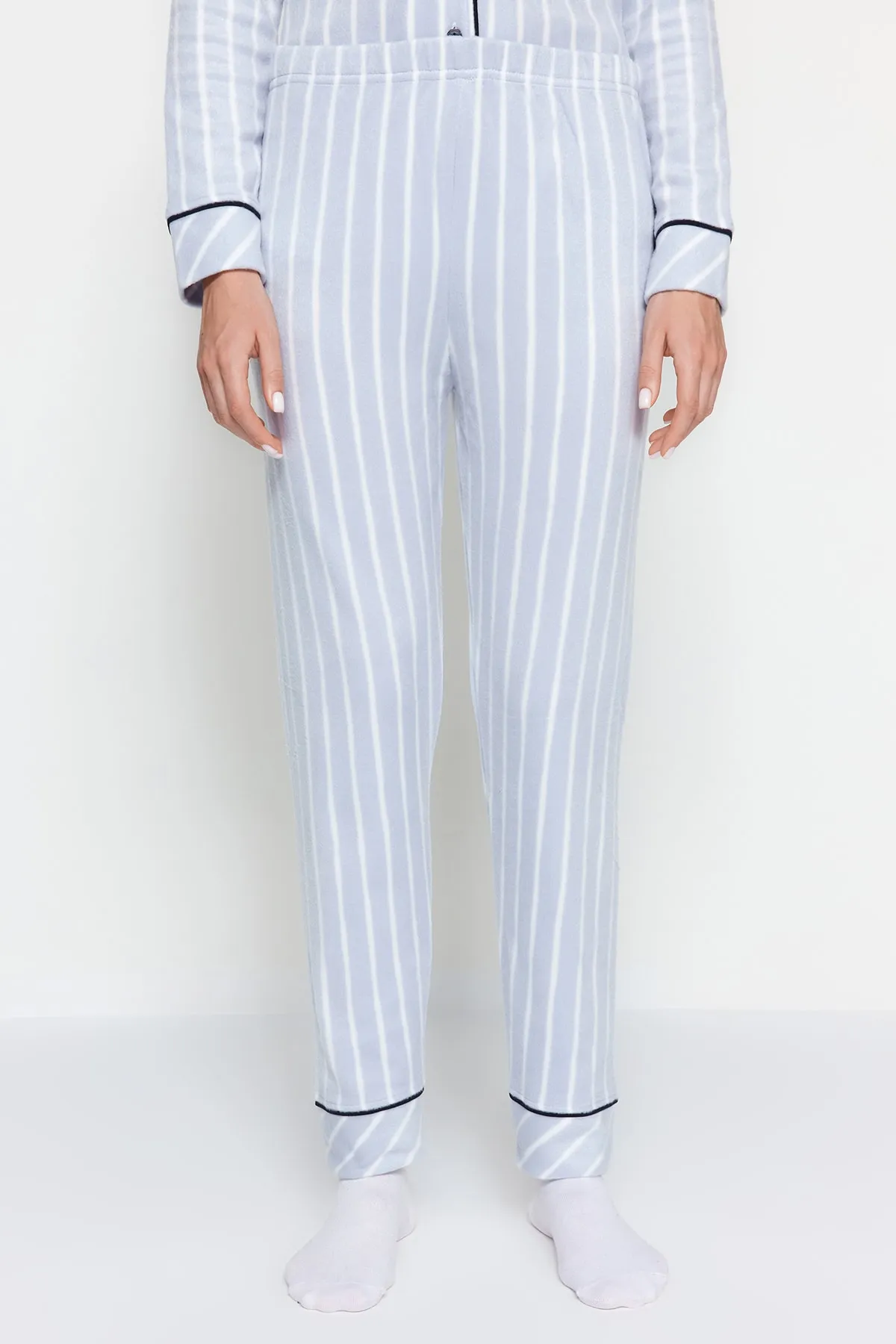 Trendyol Collection  Blau gestreiftes, mit Paspeln versehenes, detailliertes Schlafband-Strickpyjama-Set THMAW22PT0360