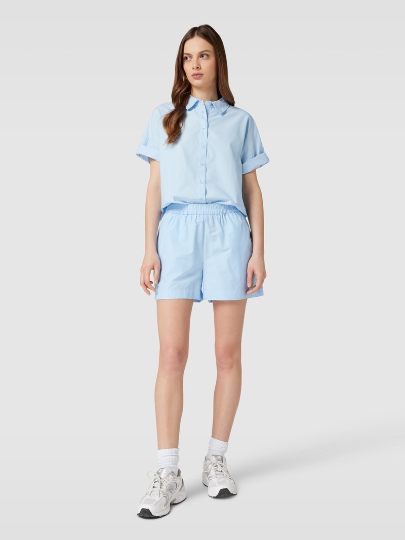 Shorts mit französischen Eingrifftaschen in hellblau