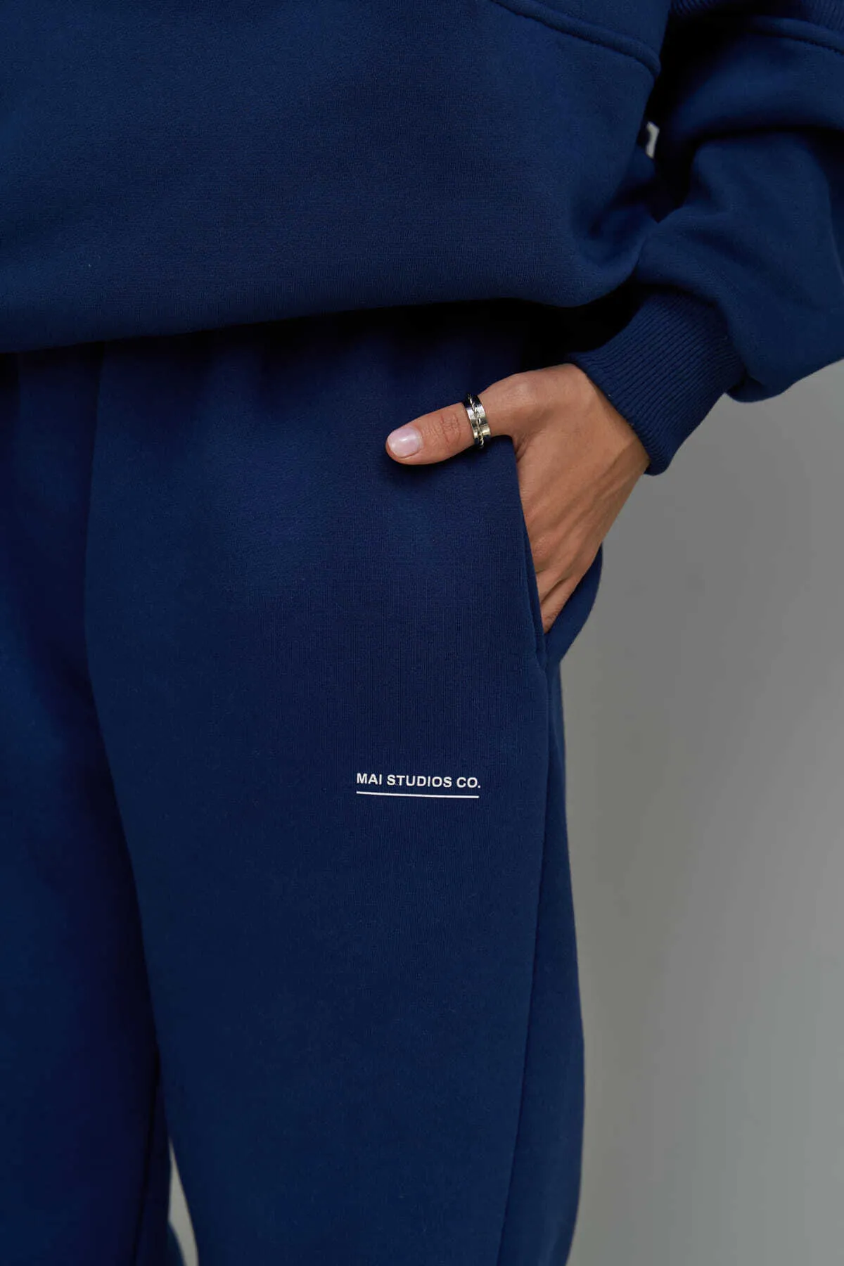 MAİ COLLECTİON  Marineblaues, übergroßes Trainingsanzug-Set von Mini Studio Co