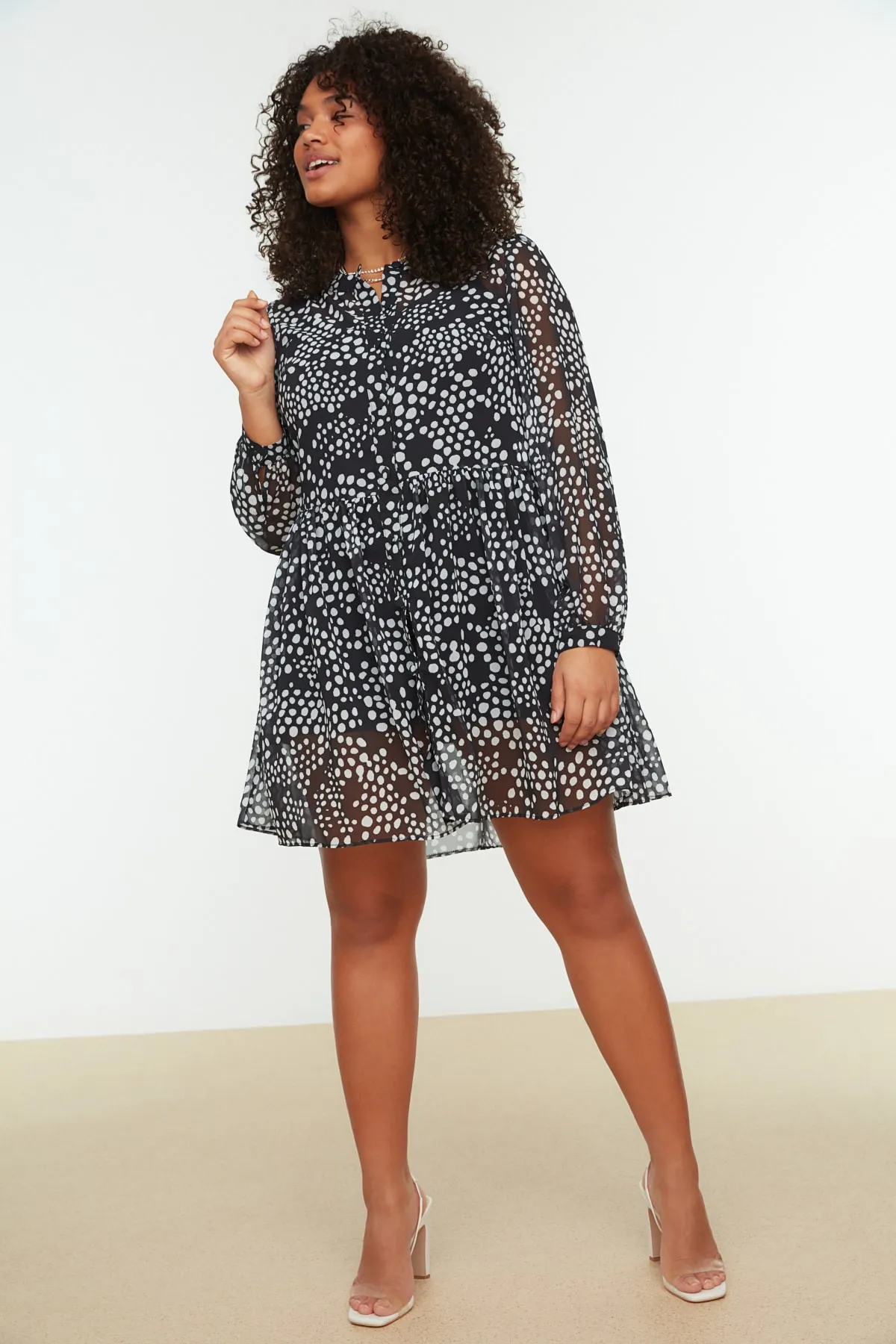 Trendyol Curve  Schwarzes Chiffon-Gewebekleid mit Tupfenmuster TBBSS22AH0139