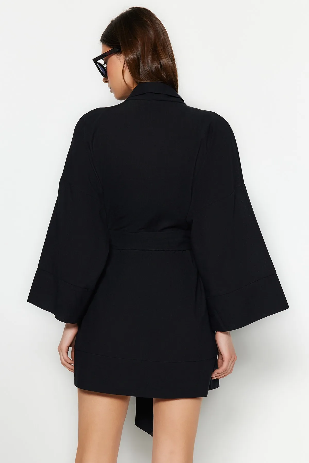 Trendyol Collection  Schwarzer Mini-Kimono und Kaftan aus 100 % gewebter Baumwolle mit Gürtel TBESS23KM00080