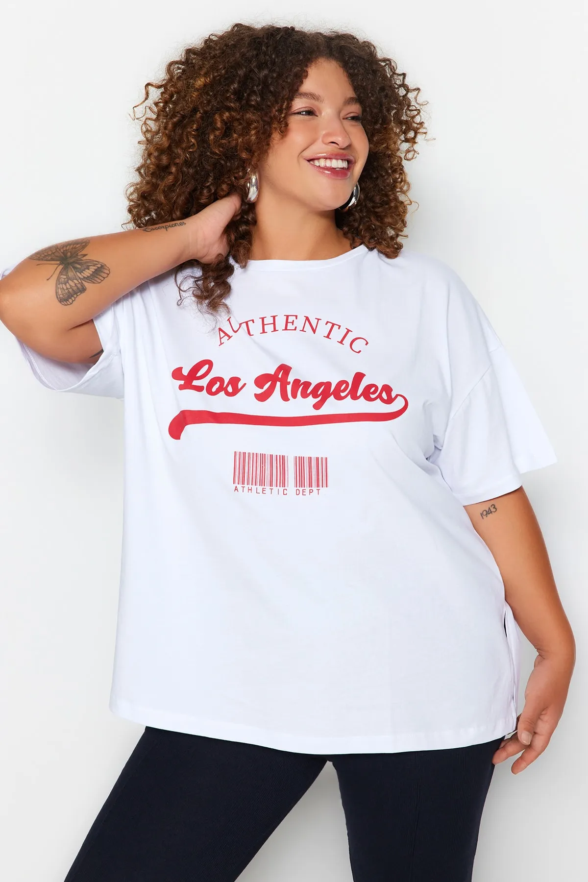 Trendyol Curve  Weißes, weit geschnittenes, bedrucktes Strick-T-Shirt mit Rundhalsausschnitt TBBSS23AH00131