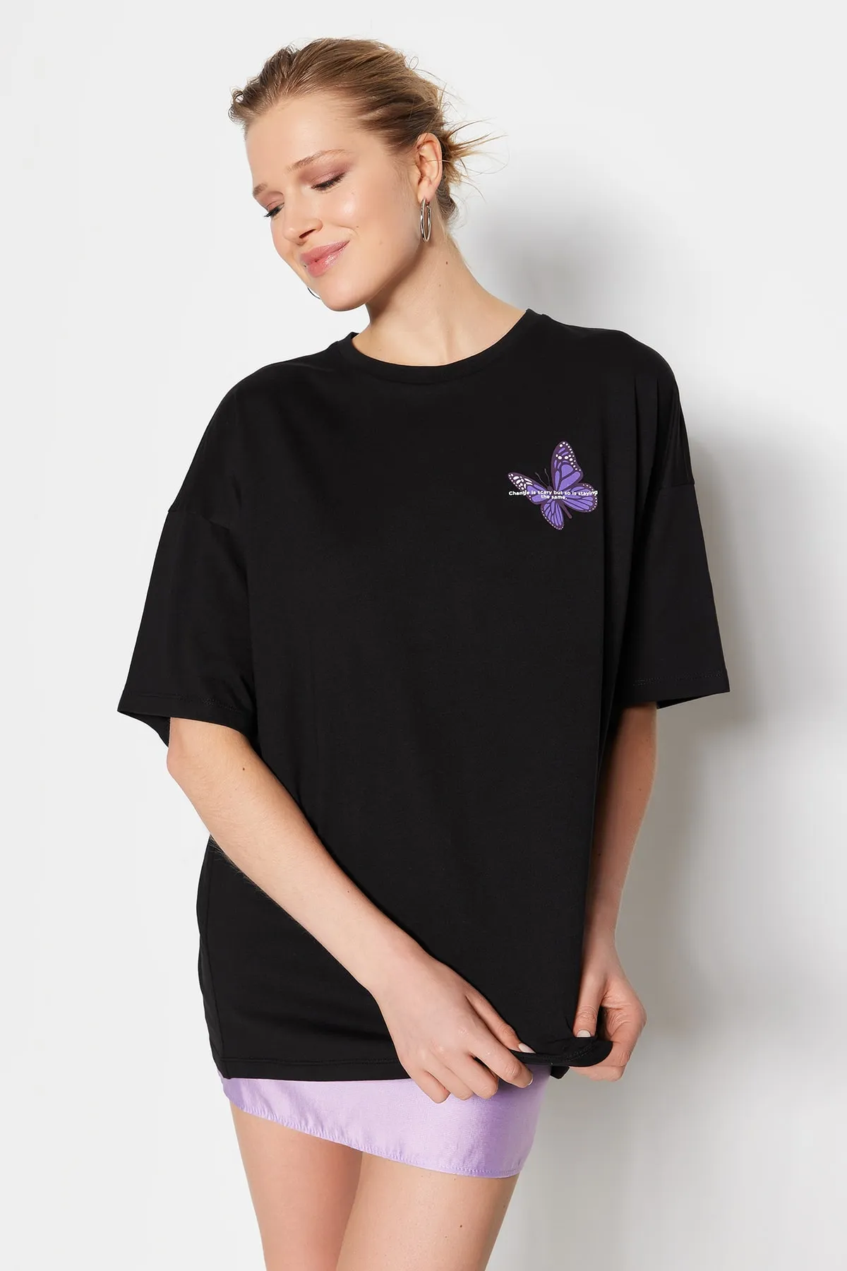 Trendyol Collection  Schwarzes Strick-T-Shirt mit Schmetterlingsdruck aus 100 % Baumwolle auf der Vorder- und Rückseite mit übergroßem/breitem Muster TWOSS23TS00188