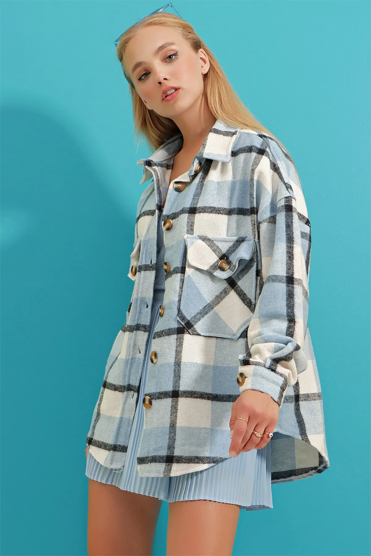 Trend Alaçatı Stili  Himmelblaues, kariertes, gemustertes Baumwollhemd mit Stempelmuster für Damen in Übergröße, Safarijacke, ALC-X7142