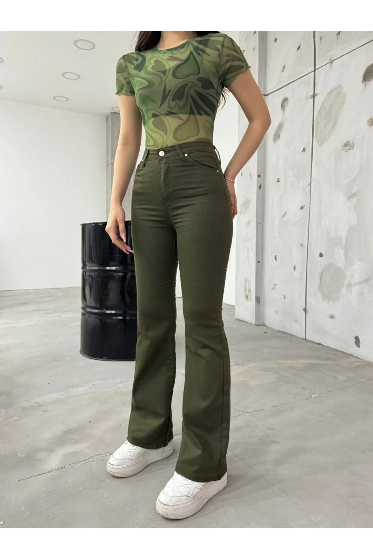 BİKELİFE  Khakifarbene, flexible Lycra-Hose mit ausgestelltem Bein für Damen