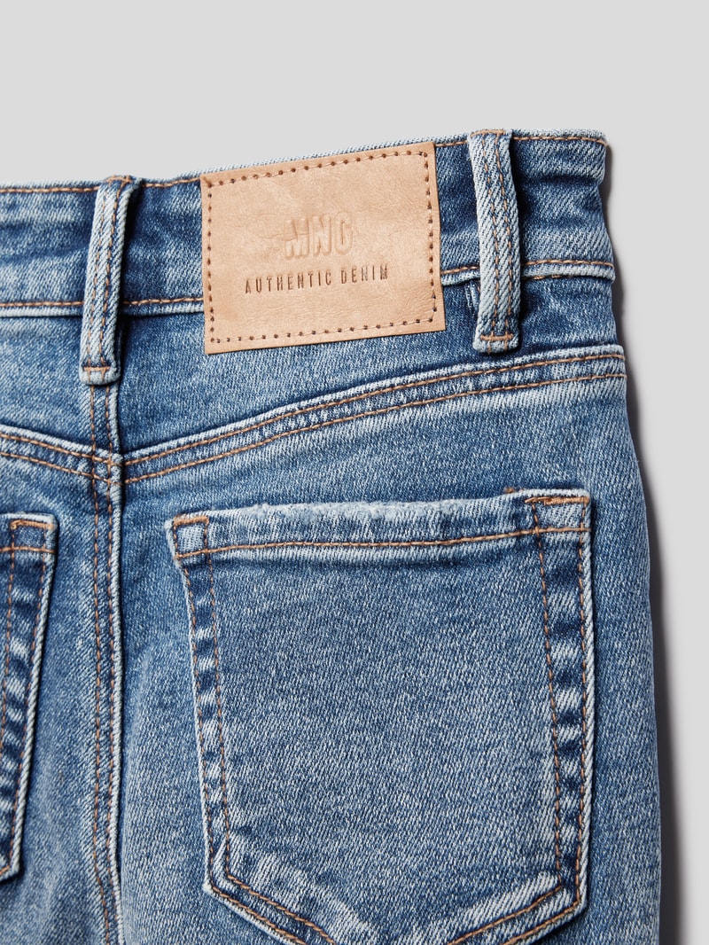 Jeans mit ausgefransten Abschlüssen in hellblau