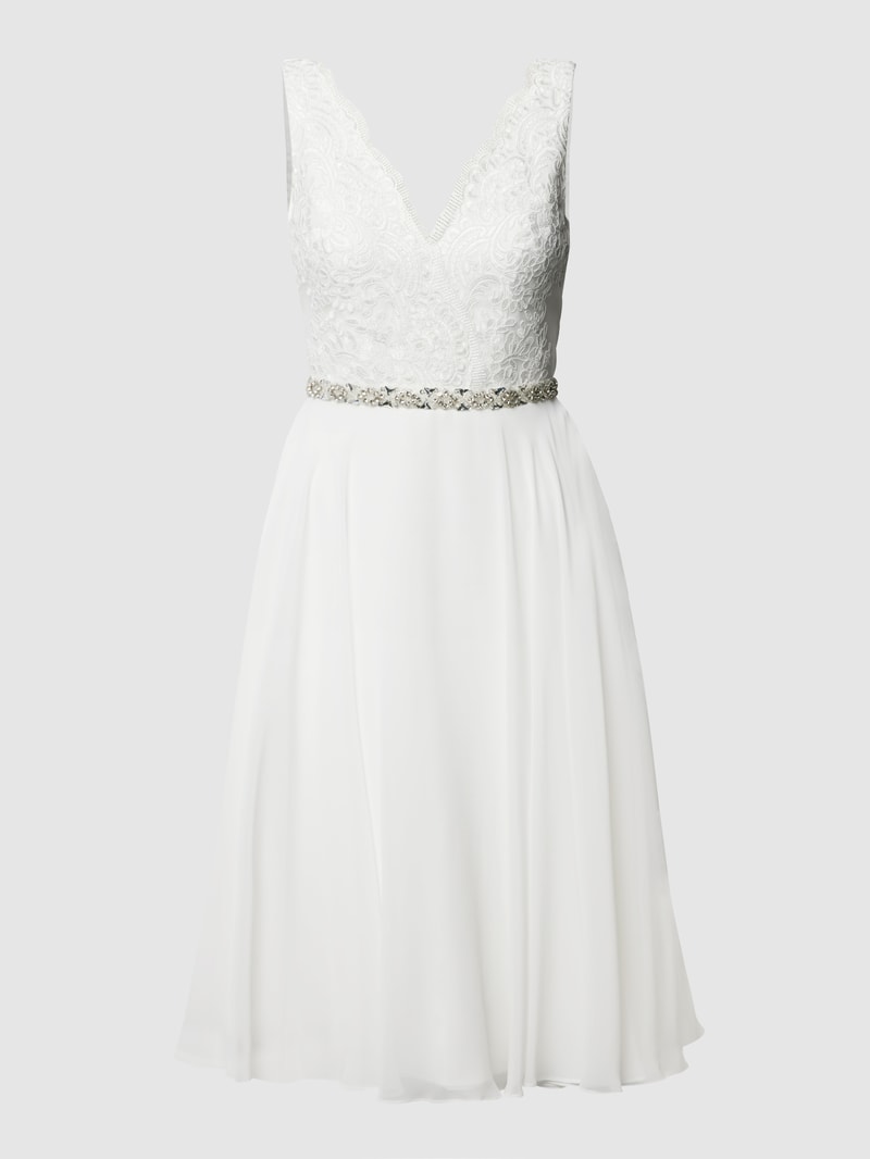 Brautkleid mit floraler Spitze und Ziersteinen in ecru