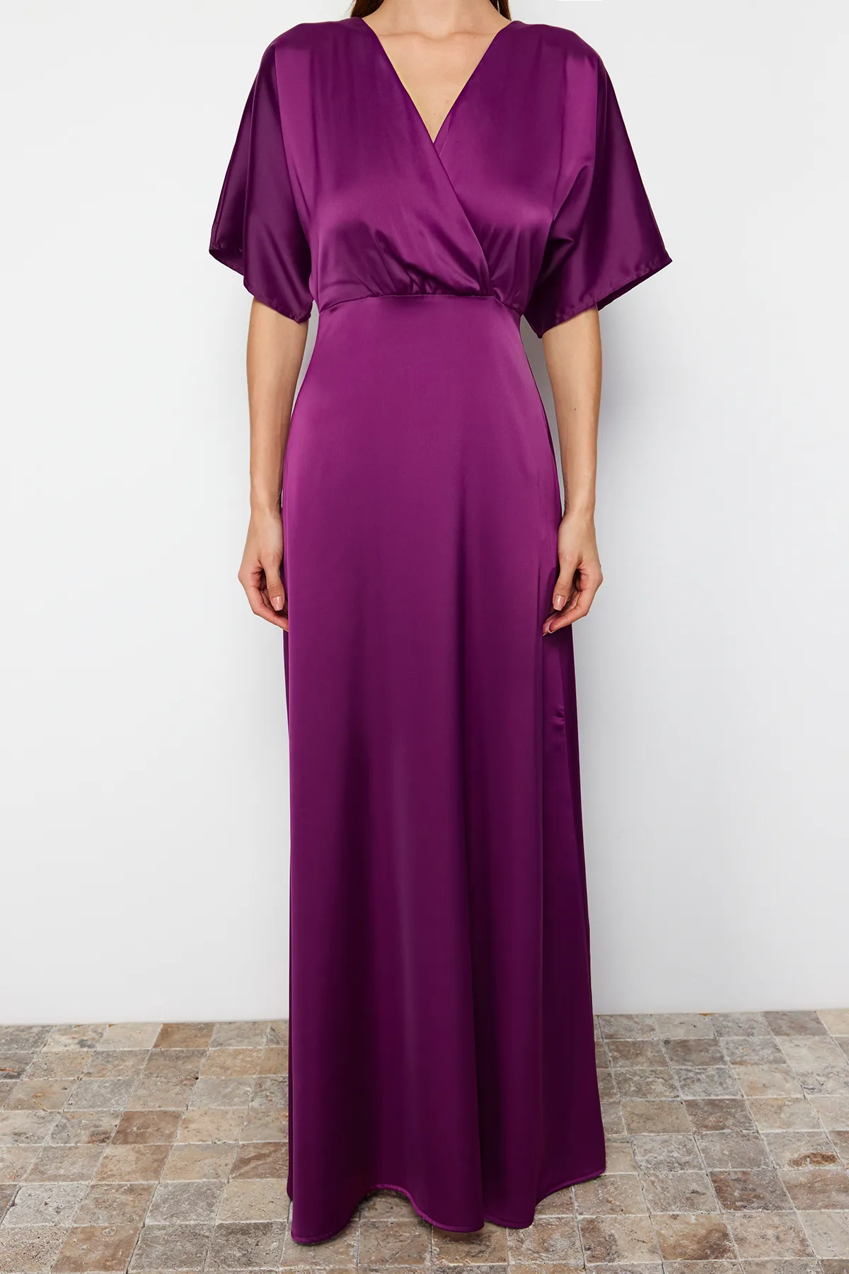 Trendyol Collection  Pflaumefarbenes Abendkleid mit Taillenöffnung/Skater-Webstoff, langes Nachtsatin TPRSS24AE00008