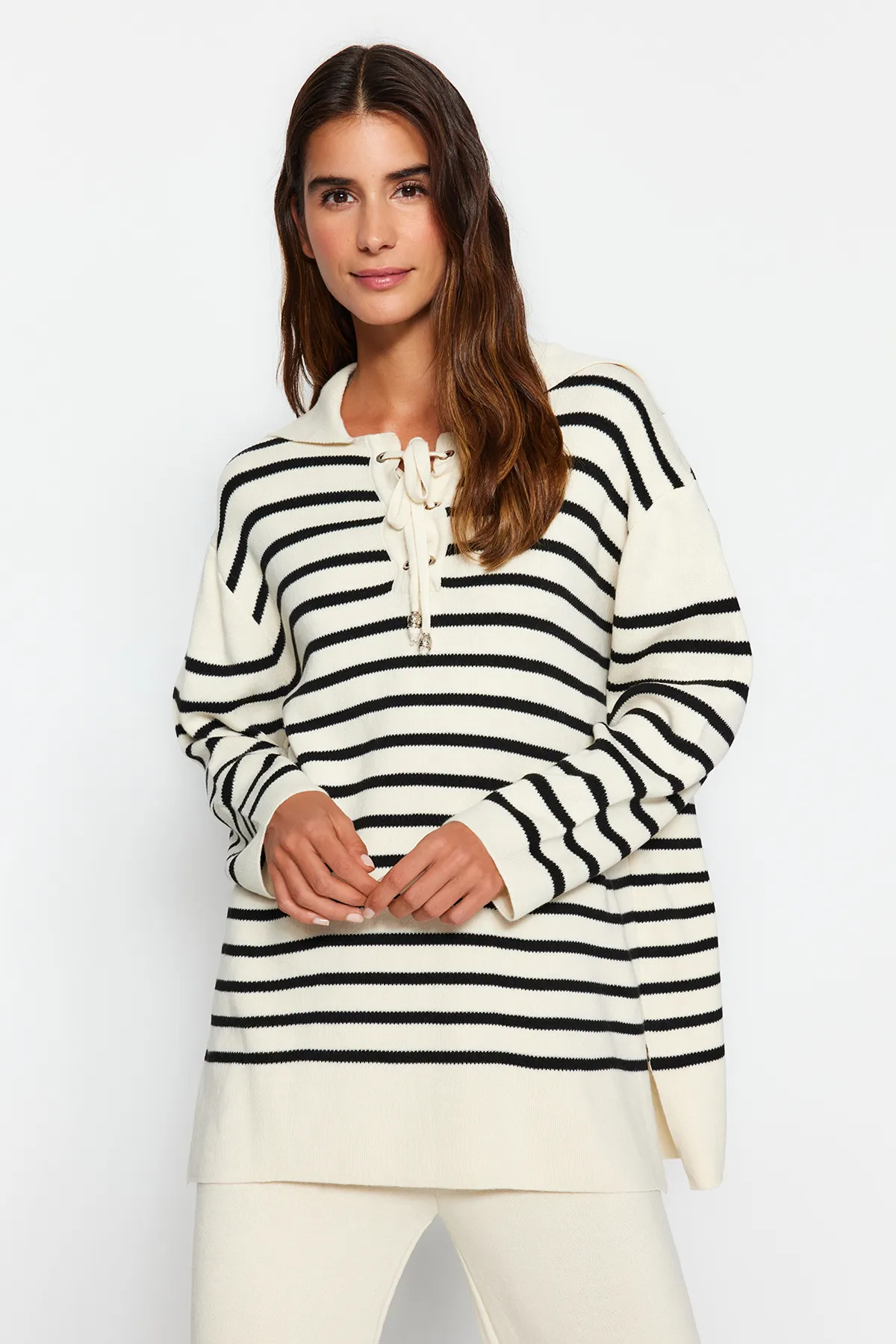 Trendyol Modest  Beiges Strickoberteil- und Unterteil-Set mit gestreiftem Kragen und Krawatte, Pullover und Hose TCTAW24US00080